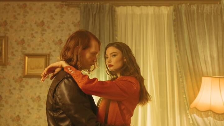 अंधेरे में एक और खास चीज होती है और वो है विज़ुअल स्टिम्युलेशन कम हो जाना. यानि जब आंखें बहुत कुछ नहीं देख पातीं, तो शरीर की बाकी इंद्रियां ज्यादा एक्टिव हो जाती हैं. स्पर्श और खुशबू की संवेदनाएं तेज हो जाती हैं.