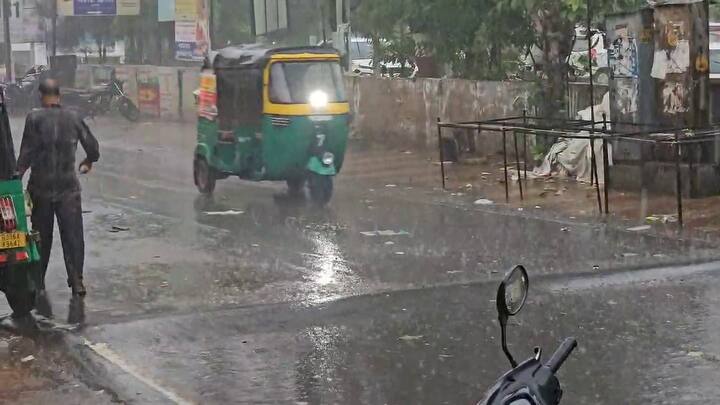 દેશના ઘણા રાજ્યોમાં ચોમાસું તેની પૂરબહારમાં સક્રિય છે. ભારતીય હવામાન વિભાગ (IMD) ના તાજેતરના અહેવાલ મુજબ, આગામી 48 કલાક દરમિયાન ઉત્તર-પશ્ચિમ ભારત સહિત અનેક રાજ્યોમાં ભારે વરસાદનું જોર યથાવત રહેશે. IMD એ આગાહી આપી છે કે હિમાચલ પ્રદેશ, ઉત્તરાખંડ, જમ્મુ અને કાશ્મીર, પંજાબ, હરિયાણા અને રાજસ્થાનના વિસ્તારોમાં ભારેથી અતિ ભારે વરસાદ થવાની શક્યતા છે.