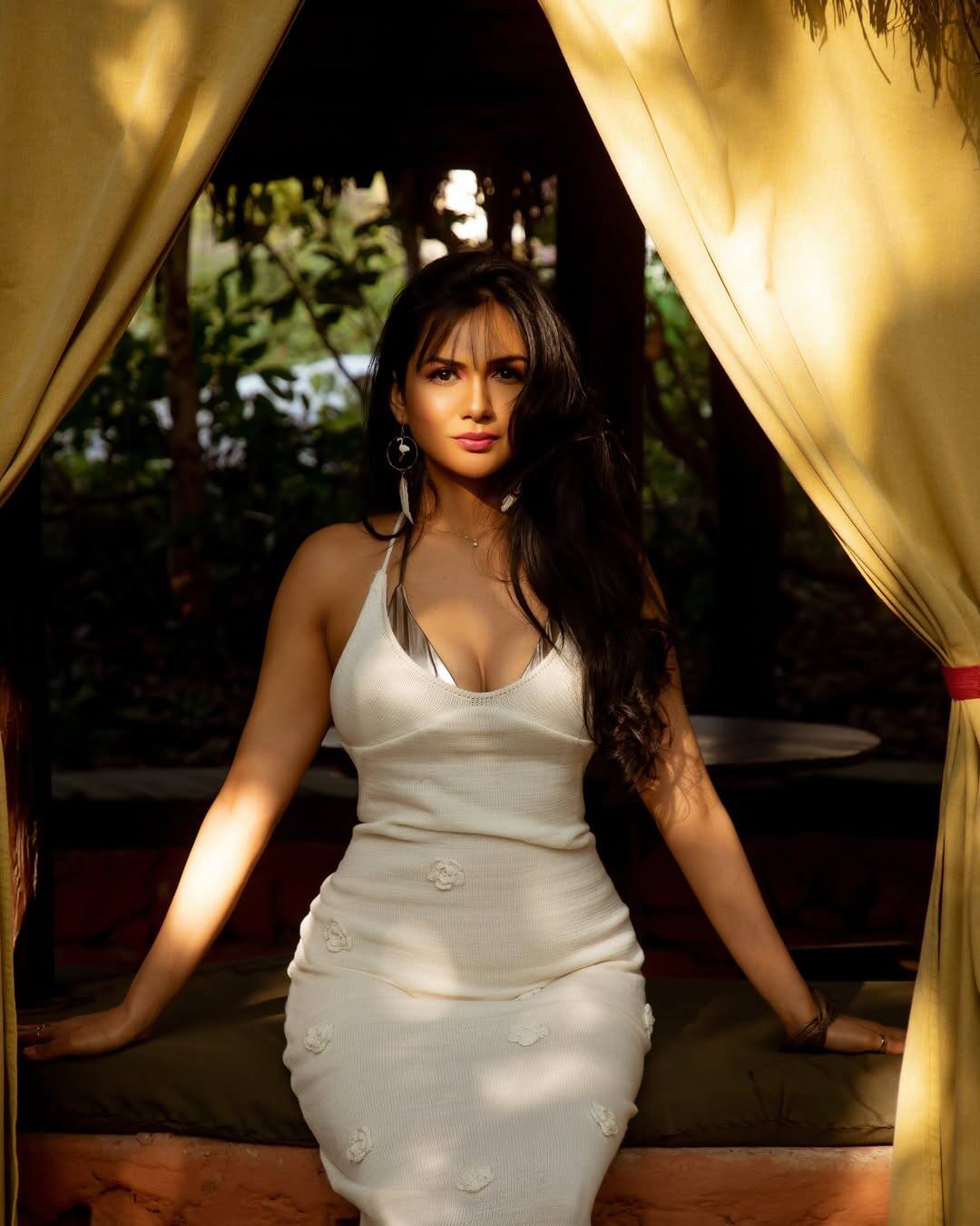Akanksha is seen very stunning in this picture. His western look is very much on him.