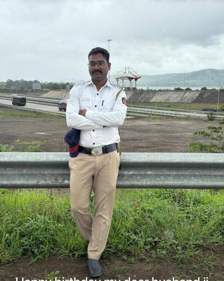 वाहन पटली होऊन झालेल्या या अपघातात 1)नवल वसावे  2)प्रकाश जाधव 3)अनिल पारधी असे तीन पोलीस अंमलदार जखमी झाले होते. त्यानंतर, तात्काळ त्यांना जवळील रुग्णालयात उपचारासाठी नेण्यात आले.