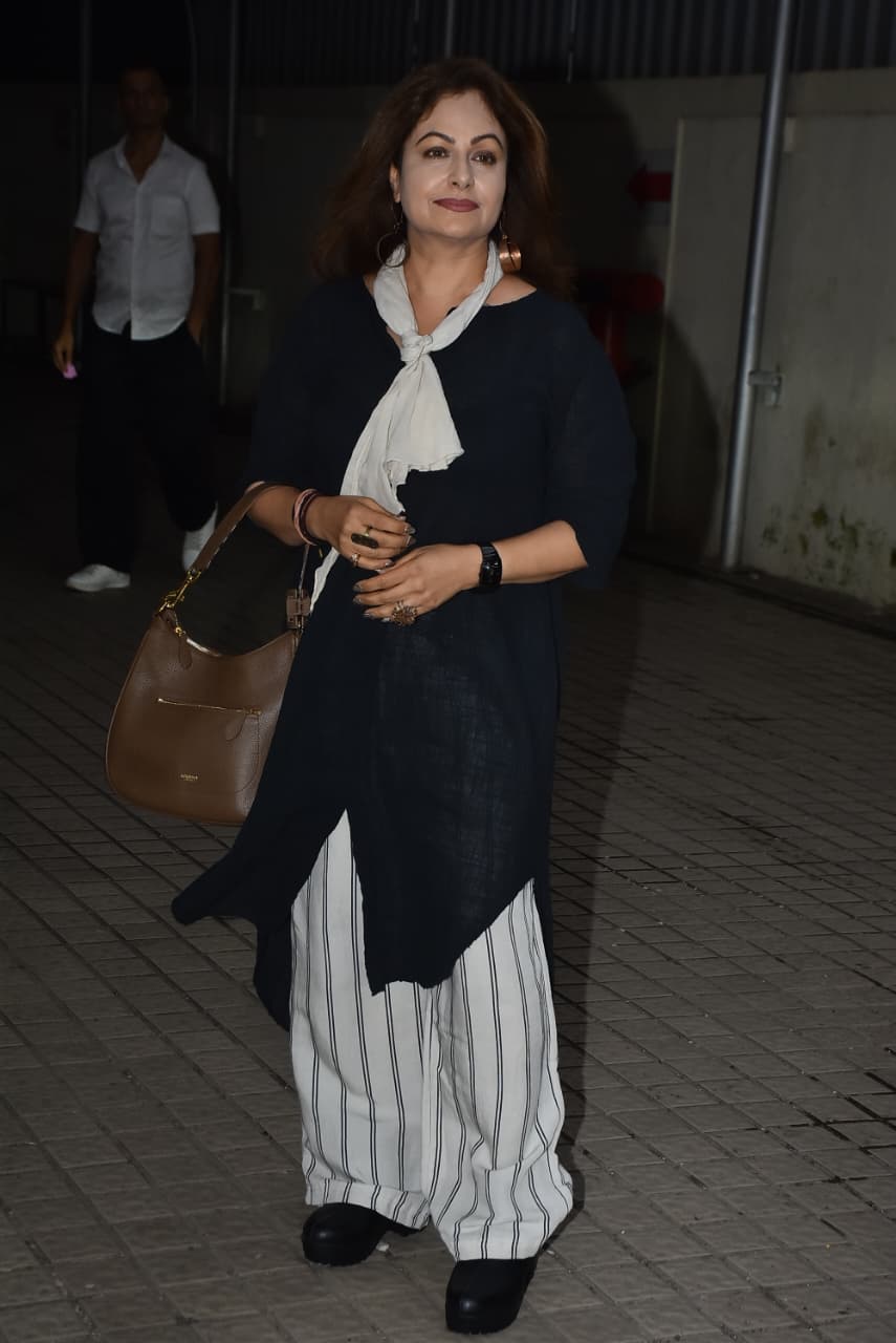 Actress Ayesha Julka also attended this screening. Which appeared in a very simple look.
