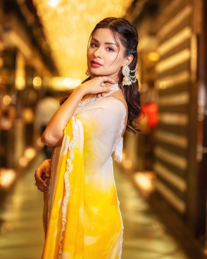 In this picture, Avneet has carried a saree with Yellow and White Combinesh, and made this desi look even more elegant with simple accessories.