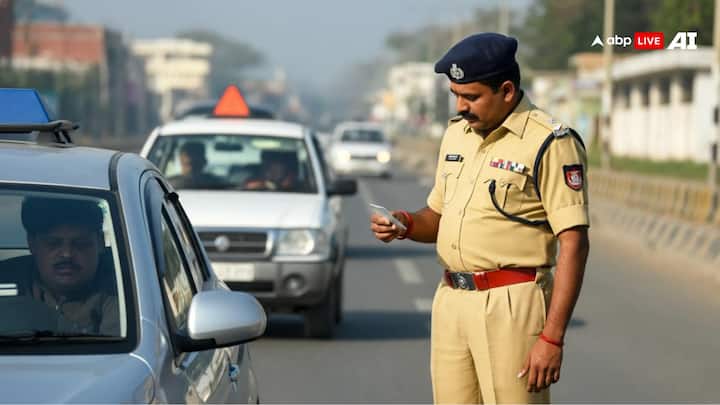 गाड़ी पर हुए चालान की जांच करना अब आसान है. थोड़े से स्टेप्स फॉलो करके कोई भी बड़ी ही आसानी से यह पता लगा सकता है कि उसकी गाड़ी पर कितने चालान हो चुके हैं.