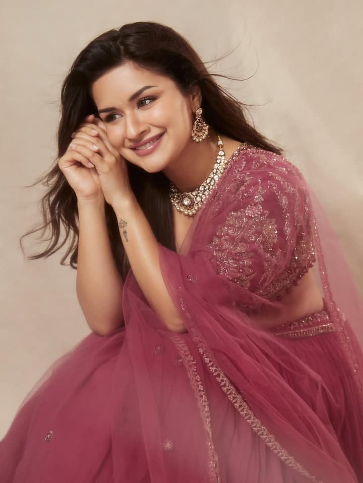 This look of Avneet is very classy, his smile and this traditional style is enhancing his beauty even more.