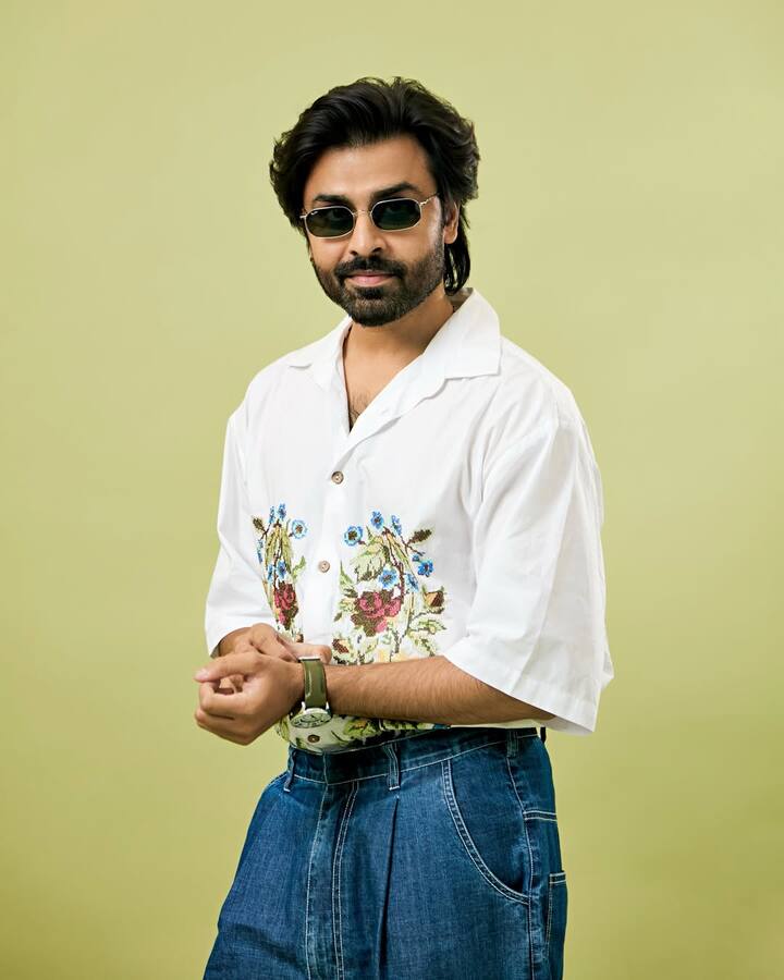 जितेंद्र ने बताया था कि बचपन में वो और उनकी फैमिली एक जंगल जैसे इलाके में झोपड़ी वाले घर में रहते थे. हालांकि उन्होंने बताया कि मेरे पिता और बड़े पापा दोनों ही सिविल इंजीनियर थे तो जल्द ही उन्होंने नया घर भी बना लिया था.