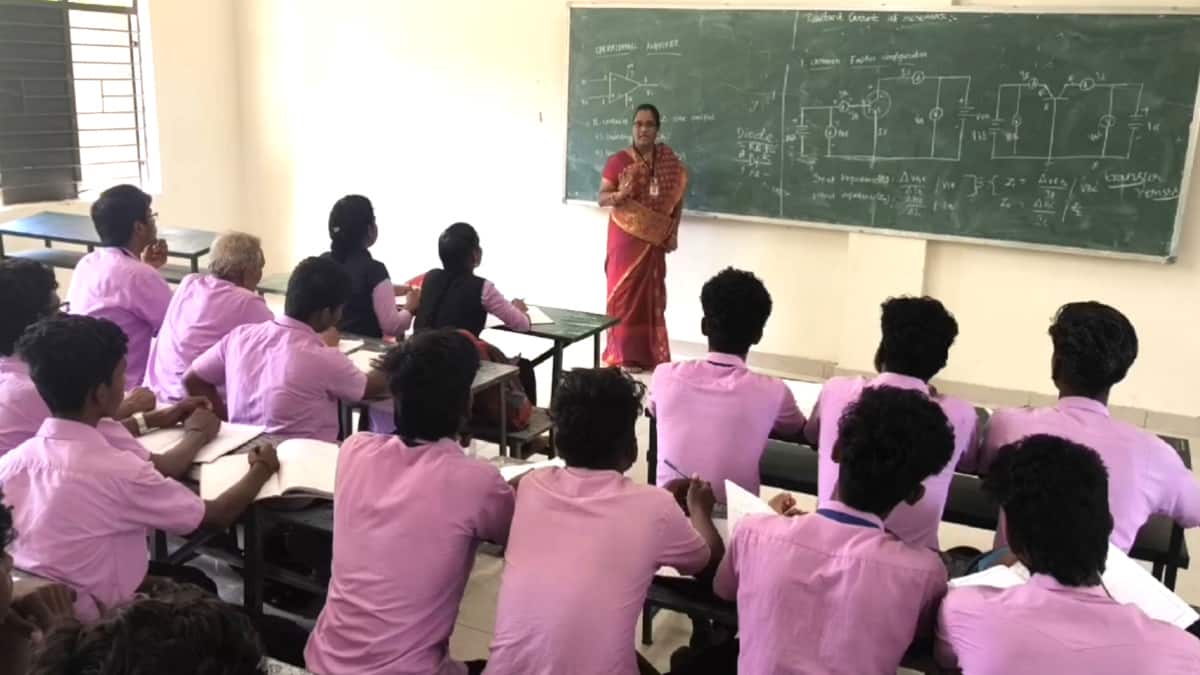 புத்தகப்பையை தோளில் சுமந்து கல்லூரிக்கு செல்லும் 72 வயது மாணவர் - ஆச்சரியத்தில் சக மாணவர்கள்