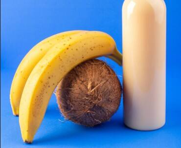 केला और नारियल तेल हेयर पैक: नारियल तेल बालों की जड़ों को गहराई से पोषण देता है. इसे केले के साथ मिलाकर लगाने से बाल मजबूत होते हैं और हेयर ग्रोथ भी बढ़ती है.