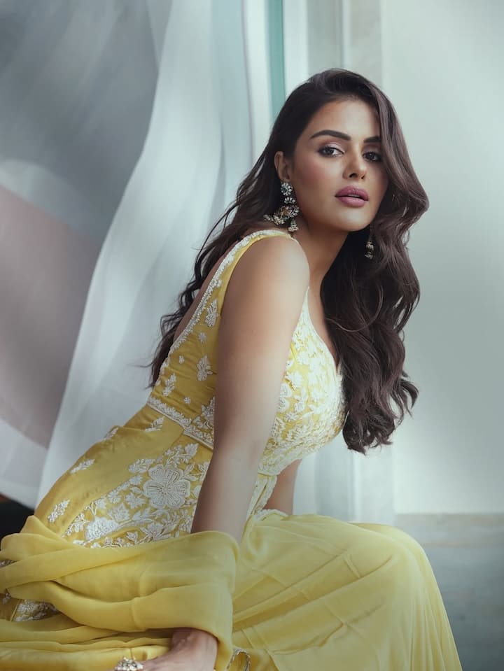 इस एथनिक आउटफिट में प्रियंका की सादगी साफ झलक रही है. एंब्रॉयडेड सूट और झुमके के साथ उनका ये देसी अंदाज बहुत ही खूबसूरत लग रहा है.