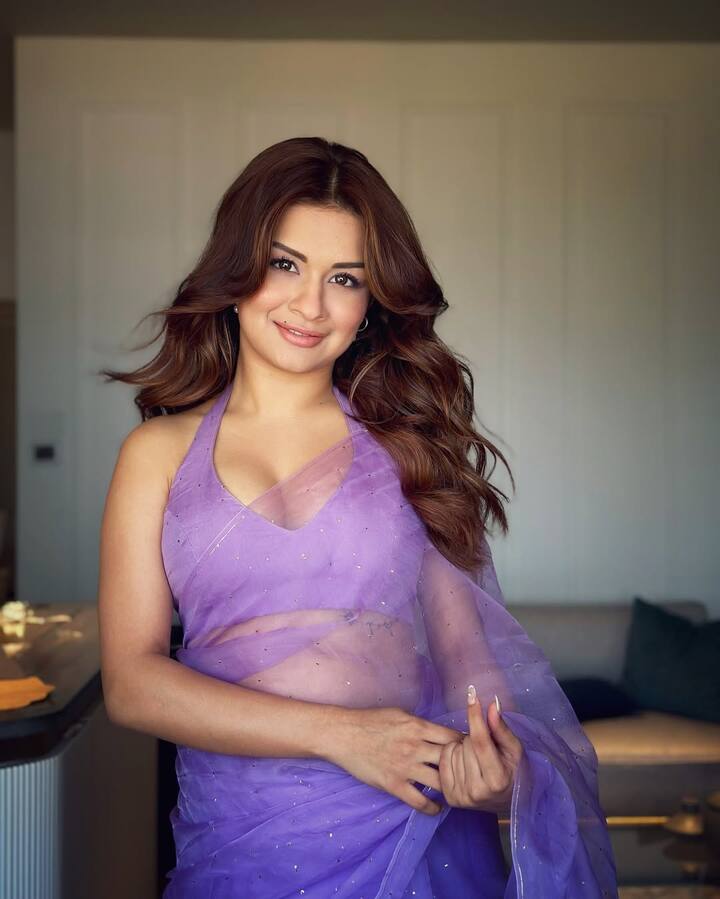 अवनीत वेस्टर्न के साथ ट्रेडिशनल लुक में भी बेहद खूबसूरत दिखती हैं, इस तस्वीर में अवनीत पर्पल कलर की साड़ी में नजर आ रहीं हैं, साथ ही उन्होंने डीप नेक ब्लाउस कैरी किया है और न्यूड मेकअप के साथ इस लुक को कंप्लीट किया है.