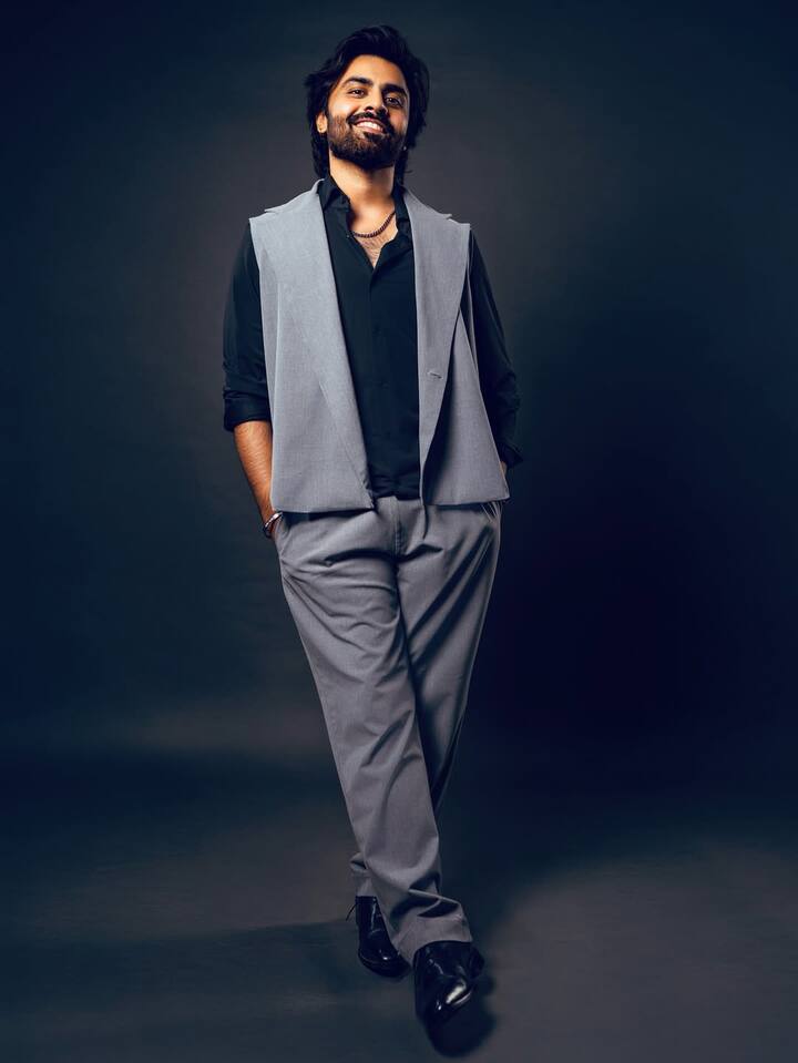 खास बात ये कि कभी चालीस रुपये दिनभर में कमाने वाला ये स्टार आज के दौर में करीब सात-दस करोड़ रुपये के आसपास की नेटवर्थ का मालिक है. जितेंद्र कुमार के पास आलीशान घर और लग्जरी गाड़ियां हैं और उनकी फेम उनकी फैन्स की दीवानगी से साबित होती है.