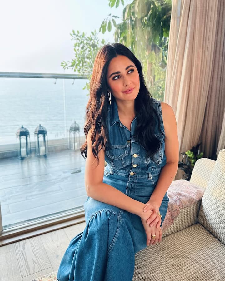 In this look, Katrina has carried a denim outfit. Sleeveless denim jacket and wide-foot pants are giving cool vibe to their look. She has completed the look with open wavy hair and satal makeup.