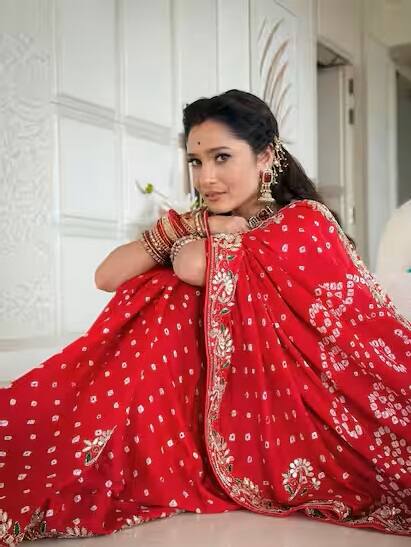 In this Lal Bandhani saree, the actress is posing like a new bride. The photo is of Ganpati Celebration.