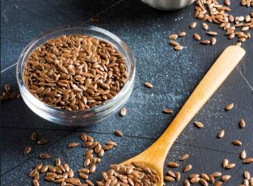 अलसी के बीज: अलसी के बीज ओमेगा-3 फैटी एसिड से भरपूर होते हैं. यह खराब कोलेस्ट्रॉल को कम करते हैं और ब्लड प्रेशर को नियंत्रित रखते हैं. इन्हें रोजाना स्मूदी या सलाद में मिलाकर खा सकते हैं.