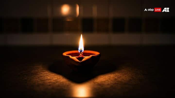 एकादशी तिथि पर दान का भी महत्व होता है. इस दिन किए दान का पुण्यफल मिलता है. परिवर्तिनी एकादशी पर संध्याकाल में दीपदान जरूर करें. इससे घर पर सुख-समृद्धि का आगमन होता है और नकारात्मकता दूर होती है.