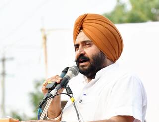 ਸਵਾਲ ਤਾਂ ਮੈਂ ਕ੍ਰਿਸ਼ਨਾ ਕੁਮਾਰ ਤੋਂ ਕੀਤਾ ਪਰ FIR ਮੇਰੇ ਖਿਲਾਫ਼ ? ਦਿੱਲੀਏ, ਪੰਜਾਬ ਤੈਨੂੰ ਜਵਾਬ ਜ਼ਰੂਰ ਦੇਵੇਗਾ ! ਭਗੌੜੇ ਪਠਾਨਮਾਜਰਾ ਨੇ ਲਲਕਾਰੀ AAP