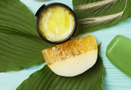 केला और शहद हेयर पैक: शहद नैचुरल मॉइस्चराइज़र की तरह काम करता है. केले और शहद का हेयर मास्क लगाने से बालों में नेचुरल शाइन आती है और टूटना भी कम होता है.