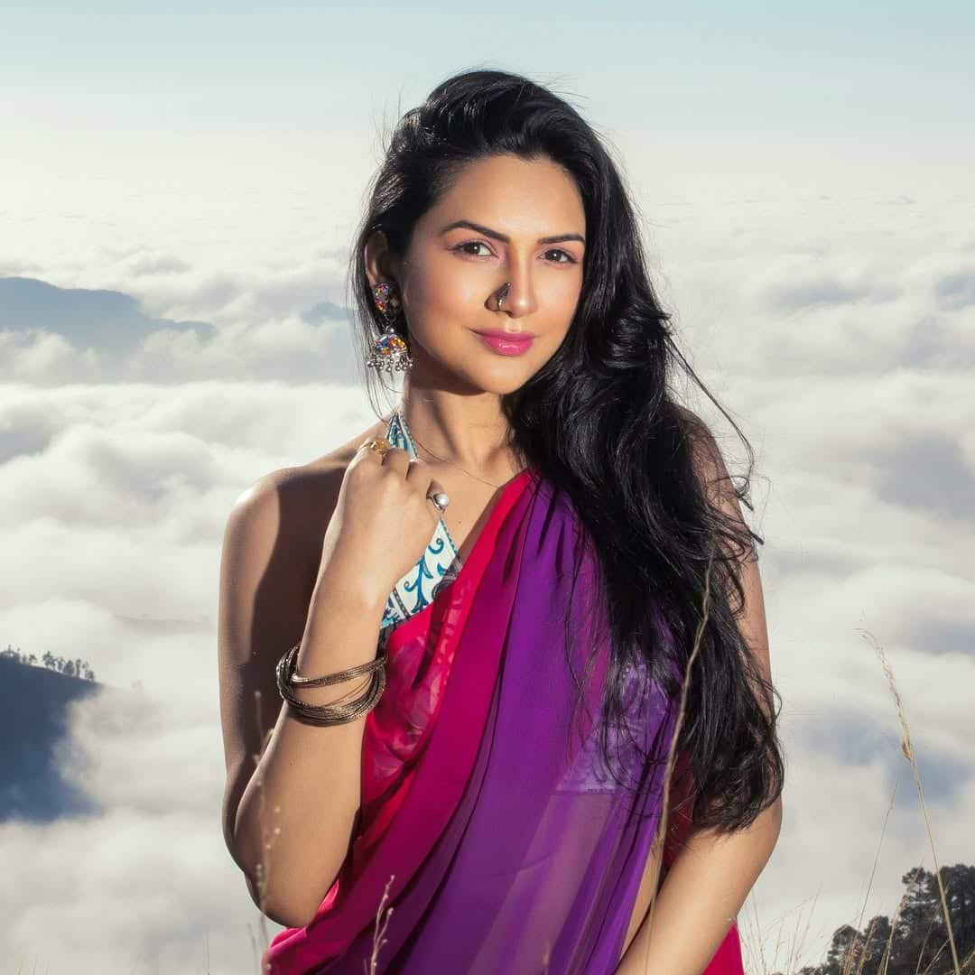 In this picture, Akanksha is seen in a saree, this desi style of her is enhancing her beauty even more.