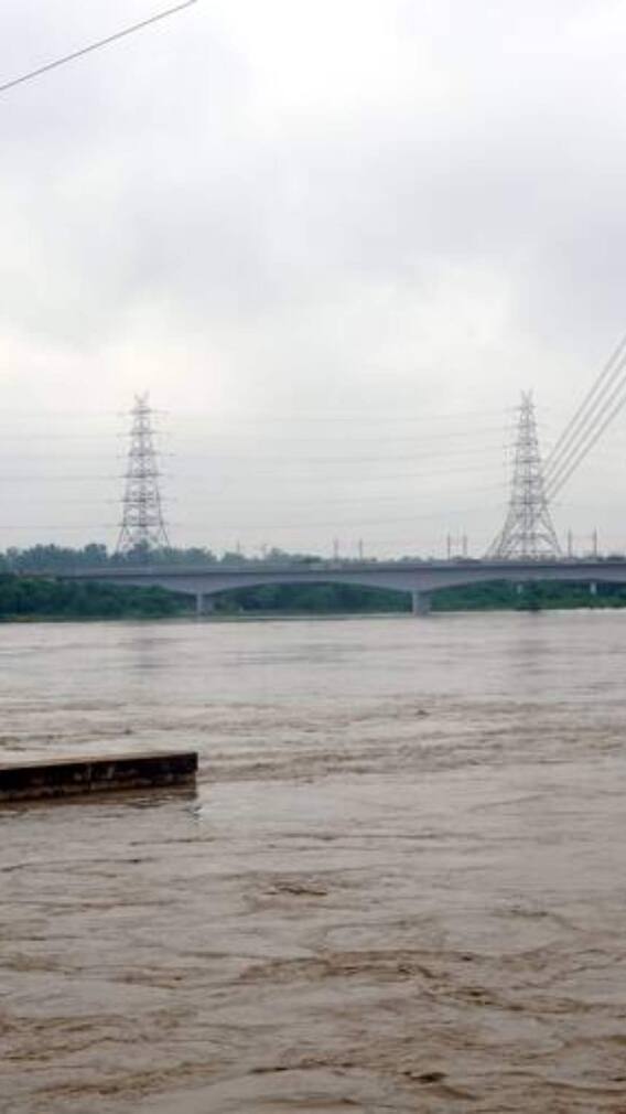 दिल्ली में बारिश का कहर, यमुना उफान पर, बाढ़ की आशंका