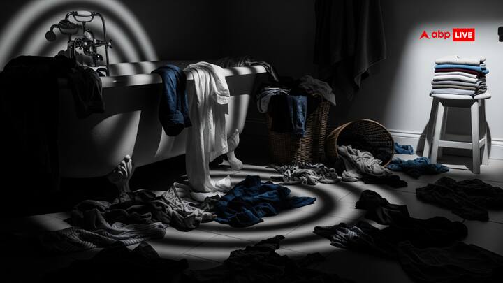 बाथरूम में या घर में कपड़े उतारकर इधर-उधर फेंकने से शनि खराब होता है.