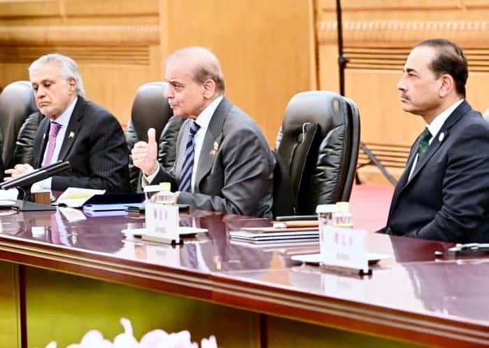 शहबाज शरीफ सिर्फ मुखौटा, असली कमान आसिम मुनीर के हाथ? SCO समिट में दिखने के बाद फिर उठे सवाल