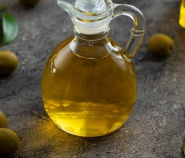 केला और ऑलिव ऑयल हेयर पैक: ऑलिव ऑयल हेयर फॉल को कम करने और स्कैल्प को हेल्दी रखने में मदद करता है. इसे केले के साथ मिलाकर लगाने से बालों को नेचुरल ग्लो और मजबूती मिलती है.