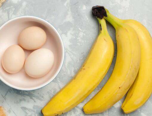 केला और अंडा हेयर पैक: अंडे में प्रोटीन भरपूर होता है, जो डैमेज्ड बालों को रिपेयर करके उन्हें स्ट्रॉन्ग बनाता है. केले और अंडे का मास्क लगाने से बाल स्मूद और शाइनी दिखते हैं.