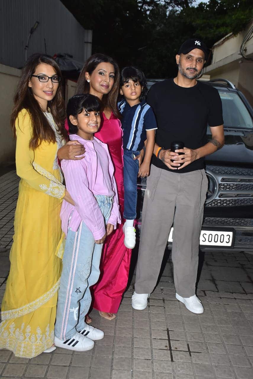 The children of Harbhajan and Geeta also appeared with him during this time. The entire family talked to Paparai and also posted pose together.