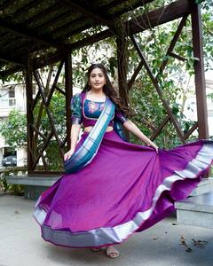 सुरभि चंदना की 10 बेहद खूबसूरत और स्टाइलिश तस्वीरें, जिन्हें देखकर आप भी हो जाएंगे उनके दीवाने