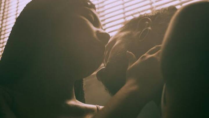 वहीं, अंधेरे में यह स्तर घट जाता है और मूड बेहतर हो जाता है. इसीलिए कपल्स खुलकर और ज्यादा सहज होकर एक-दूसरे को महसूस कर पाते हैं.