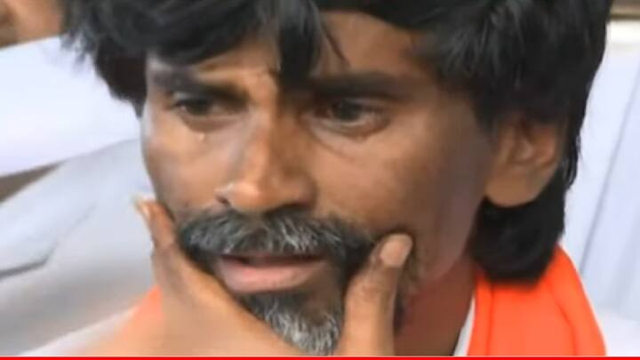 मराठा समाजाला ओबीसीतून आरक्षणासह विविध मागण्यासाठी हे उपोषण सुरू होते, गेल्या 2 दिवसांपासून या आंदोलनाची आक्रमकता वाढली होती, उच्च न्यायालयानेही राज्य सरकारवर ताशेरे ओढले होते.