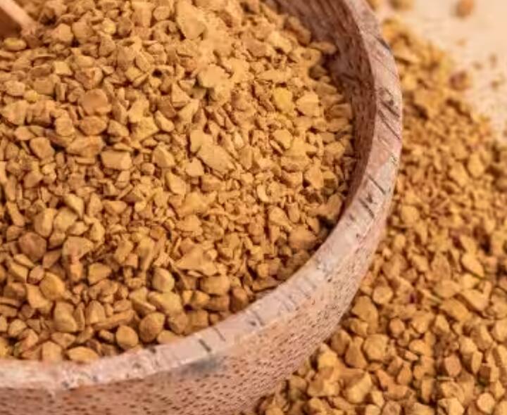 ਮੇਥੀ ਦੇ ਬੀਜ: ਮੇਥੀ ਦੇ ਬੀਜ ਸਰੀਰ ਨੂੰ ਡੀਟੌਕਸ ਕਰਦੇ ਹਨ ਅਤੇ ਬਲੱਡ ਸ਼ੂਗਰ ਦੇ ਨਾਲ-ਨਾਲ ਕੋਲੈਸਟ੍ਰੋਲ ਦੇ ਪੱਧਰ ਨੂੰ ਵੀ ਕੰਟਰੋਲ ਕਰਦੇ ਹਨ। ਇਨ੍ਹਾਂ ਨੂੰ ਭਿਉਂ ਕੇ ਜਾਂ ਪੁੰਗਰ ਕੇ ਖਾਣ ਨਾਲ ਦਿਲ ਦੀ ਸਿਹਤ ਵਿੱਚ ਸੁਧਾਰ ਹੁੰਦਾ ਹੈ।