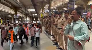 Mumbai Maratha Protest:  मुंबई पोलिसांची धडाधड कारवाई, आधी रस्त्यावरील गाड्या हटवल्या आता CSMT स्थानकातूनही आंदोलकांना बाहेर काढले