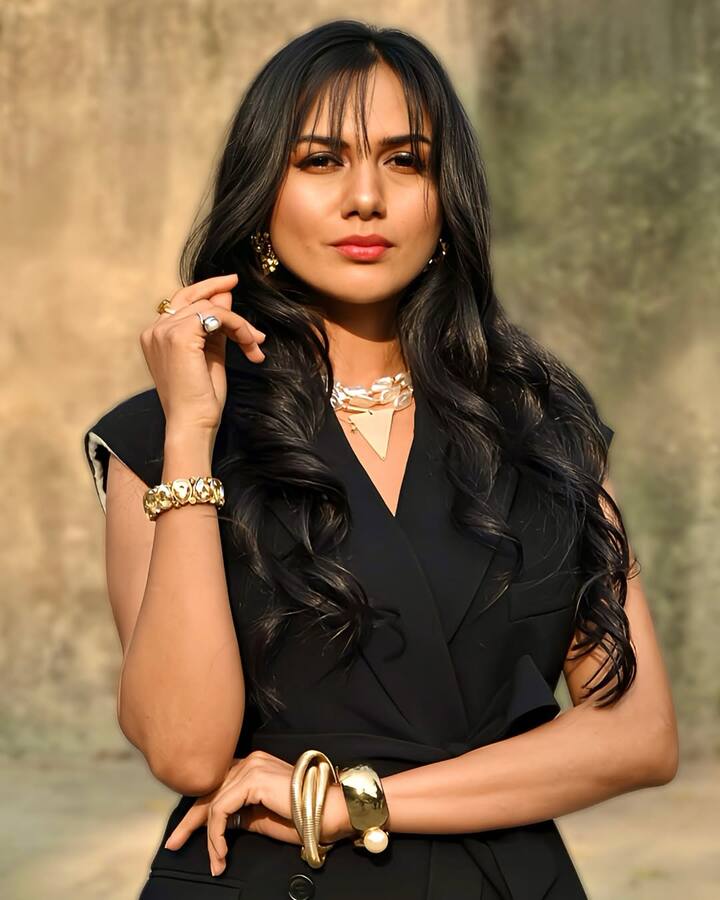 This look of aspiration is suit a lot on him. His style looks quite elegant with light makeup and accessories.