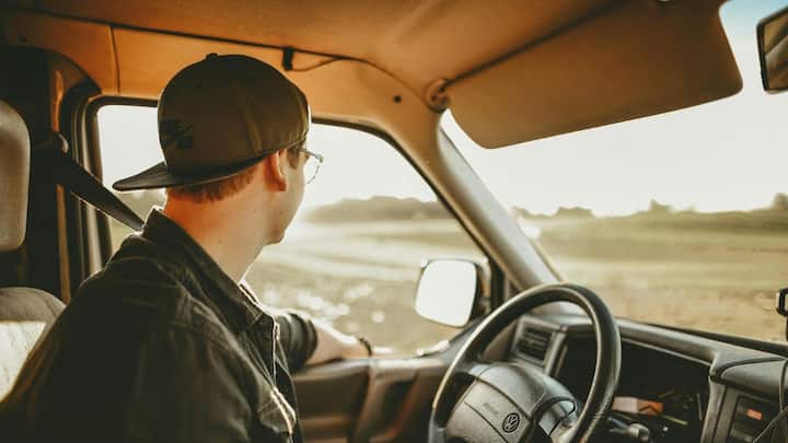 आज हम आपको बताएंगे कि ऑस्ट्रेलिया में ट्रक ड्राइवर्स हर महीने कितना कमा लेते हैं. उनकी सैलरी कितनी है और भारत के मुकाबले यह कितनी ज्यादा है.