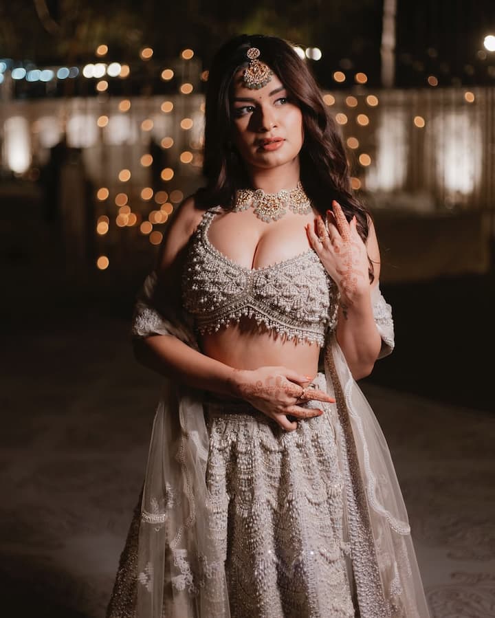 This traditional look of Avneet is giving a lot of royal vibe, carrying nude makeup, necklace and mangatika and made this look even more glamorous and graceful.