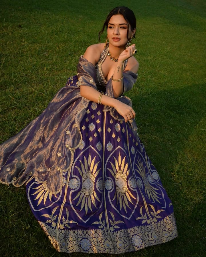In this purple and golden work lehenga, Avneet Bala is seen as beautiful, this traditional look of Avneet with deep neck blouse and dupatta is very good.