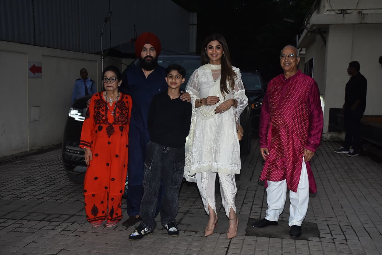 At the same time, Shilpa Shetty attended the special screening of the film 'Meher' with her husband and mother-in-law. Everyone also posed for paps together.
