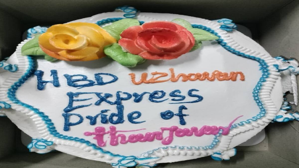 எங்கள் நண்பனுக்கு பர்த்டே... இரவில் கேக் வெட்டிய ரயில் பயணிகள்: யார் அந்த நண்பன் தெரியுங்களா?