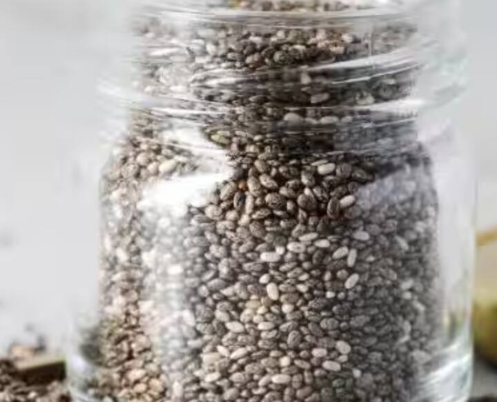 ਚੀਆ ਸੀਡਸ: ਚੀਆ ਸੀਡਸ ਫਾਈਬਰ ਅਤੇ ਐਂਟੀਆਕਸੀਡੈਂਟਸ ਦਾ ਇੱਕ ਵਧੀਆ ਸਰੋਤ ਹਨ। ਇਹ ਖੂਨ ਦੇ ਪ੍ਰਵਾਹ ਨੂੰ ਬਿਹਤਰ ਬਣਾਉਂਦੇ ਹਨ ਅਤੇ ਦਿਲ ਦੀ ਰੁਕਾਵਟ ਨੂੰ ਰੋਕਦੇ ਹਨ। ਸਵੇਰੇ ਪਾਣੀ ਵਿੱਚ ਭਿਓਂ ਕੇ ਪੀਣਾ ਬਹੁਤ ਫਾਇਦੇਮੰਦ ਹੁੰਦਾ ਹੈ।