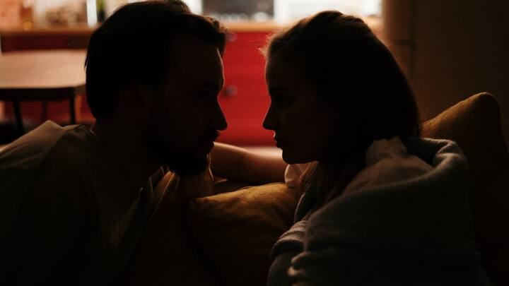 इसलिए शरीर के बारे में झिझक या हिचक महसूस होने लगती है. इसका सीधा असर कोर्टिसोल (तनाव वाले हार्मोन) पर पड़ता है, जो बढ़ने लगता है.