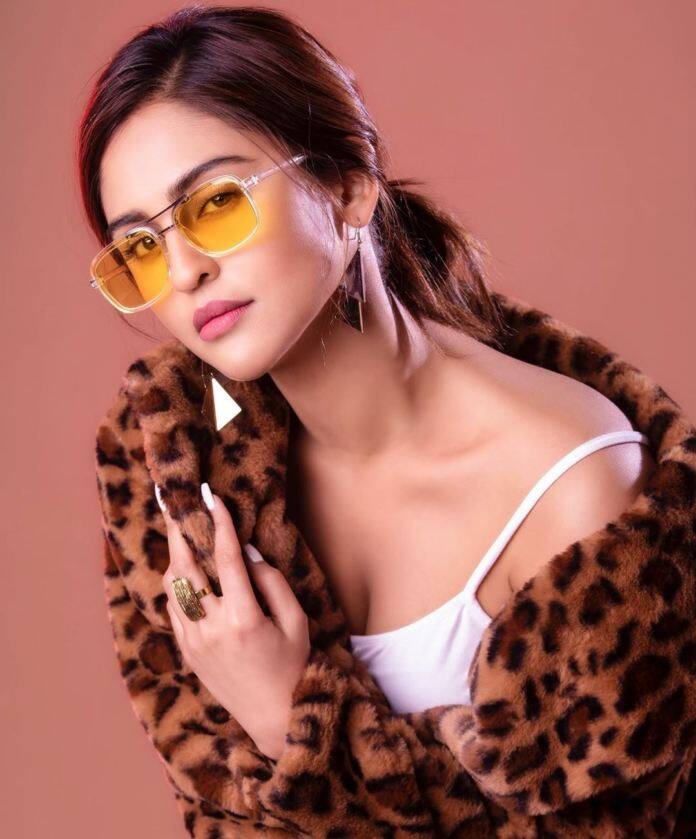क्रिस्टल डिसूजा अपनी लव लाइफ को लेकर भी खूब चर्चा में छाई रहती हैं. रिपोर्ट के अनुसार एक्ट्रेस दुबई बेस्ड बिजनेसमैन को डेट कर रही हैं.