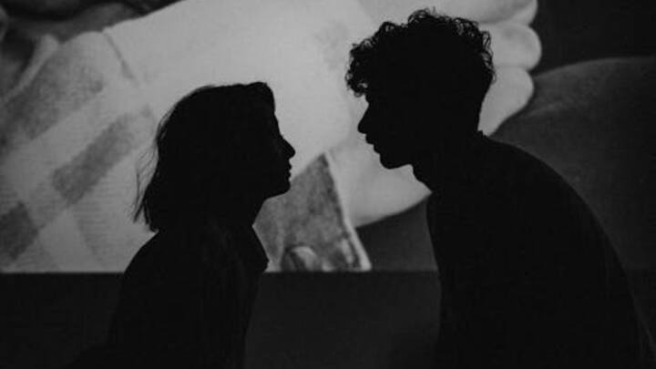 ये हार्मोन कपल्स के बीच आत्मीयता और प्यार को गहराई देते हैं. इन्हें अक्सर लव हार्मोन भी कहा जाता है, क्योंकि ये दो लोगों के बीच जुड़ाव और अपनापन बढ़ाते हैं.