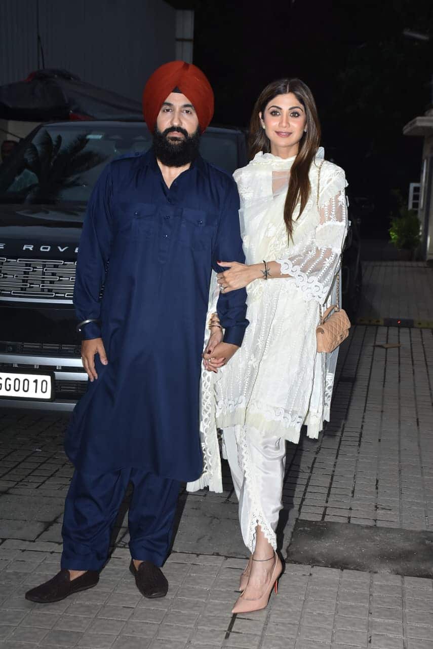 Raj Kundra's Punjabi look was seen in the special screening of 'Meher'. He wore a blue Pathani suit. At the same time, Shilpa is looking nymph in a white suit.