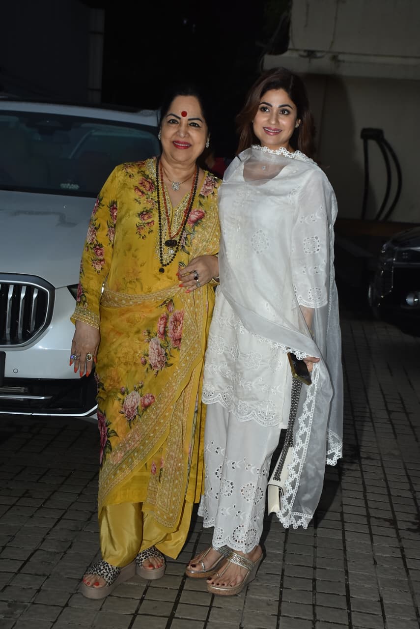 Shilpa Shetty's sister Shamita Shetty came to see Jiju Raj Kundra's film with her mother. Both appeared in a traditional look.