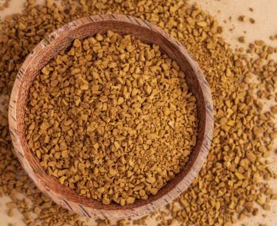 केला और मेथी हेयर पैक: मेथी डैंड्रफ और स्कैल्प की खुजली को दूर करती है. केले और भिगोई हुई मेथी का हेयर मास्क लगाने से बालों की हेल्थ बेहतर होती है और झड़ना भी कम होता है.