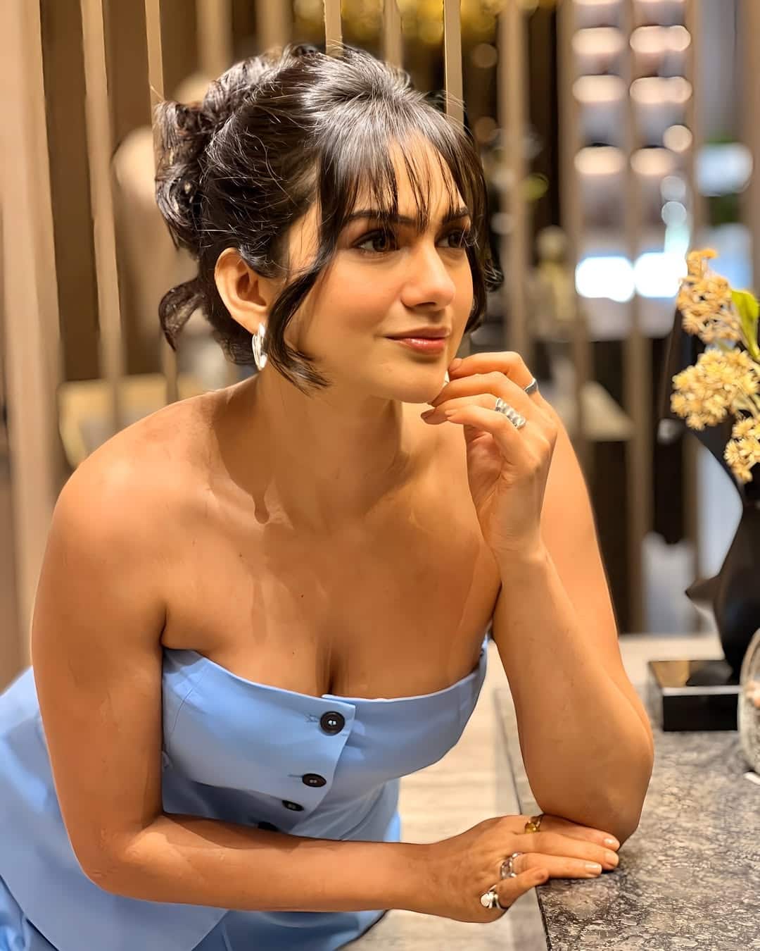 Akanksha looks very beautiful in this off shoulder blue dress. By making light makeup and bun, he made this look even more elegant.