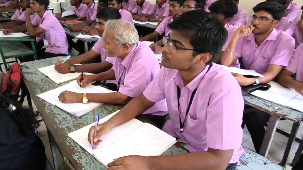 புத்தகப்பையை தோளில் சுமந்து கல்லூரிக்கு செல்லும் 72 வயது மாணவர் - ஆச்சரியத்தில் சக மாணவர்கள்