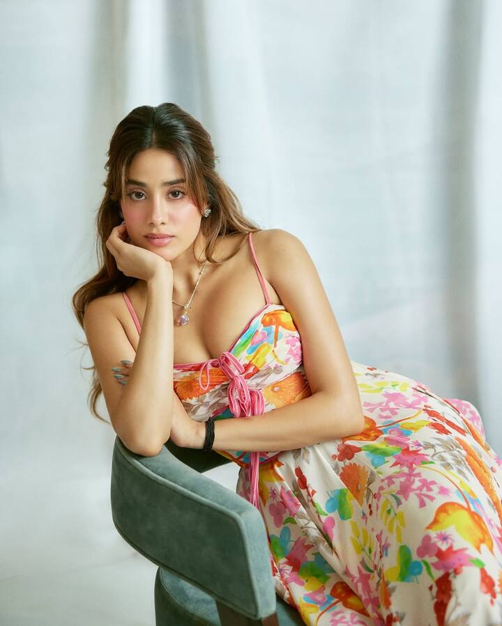 Jahnavi's film Param Sundari is earning well at the box office. He has played the role of Malayali girl in the film. His look is very cute.