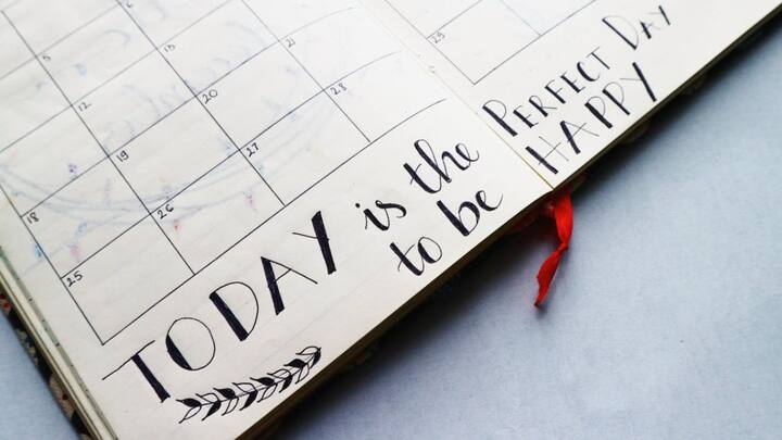 साल की लंबाई पृथ्वी के सूर्य के चारों ओर घूमने के समय से तय होती है. वैज्ञानिकों के अनुसार पृथ्वी को सूर्य का एक चक्कर पूरा करने में लगभग 365 दिन 5 घंटे 48 मिनट और 46 सेकंड लगते हैं.