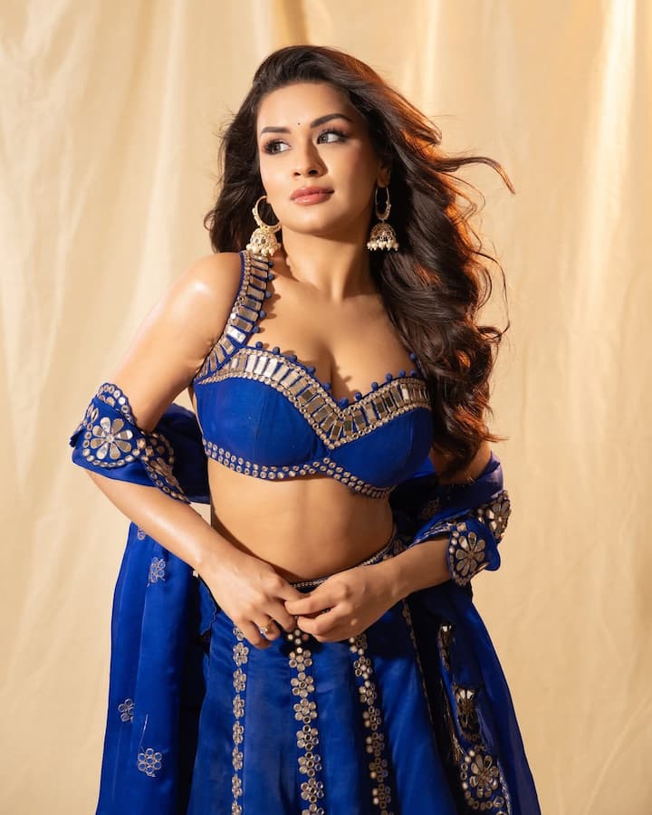 This traditional look of Avneet is very special and glamorous, Avneet is looking very beautiful in this blue color lehenga.